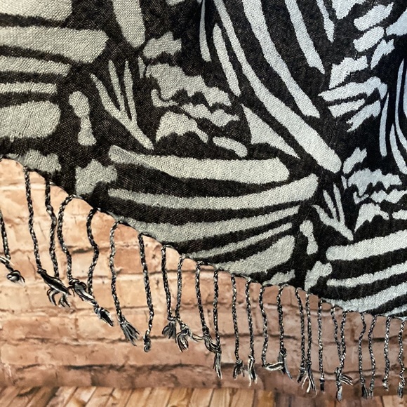 Black and gray scarf with fringe - Picture 3 of 3